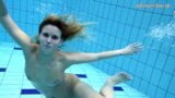 Monica dans la piscine et les filles dans la mer snapshot 11