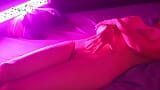L'adolescente si masturba sul suo letto per Neon snapshot 2