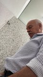 Nonno baffuto che piscia snapshot 4