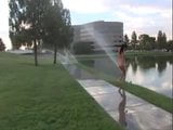 Une fille exhibitionniste s&#39;amuse dans le parc snapshot 1