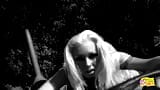 Escena lésbica en blanco y negro retro con dos chicas follando a wby usando un gran cinturón snapshot 3