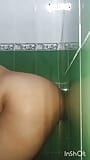 Jugando con mi dildo en el baño snapshot 5