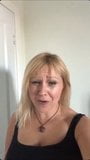 Une MILF blonde sexy à gros nichons snapshot 5