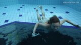 Míralos bellezas nadar desnudas en la piscina snapshot 4