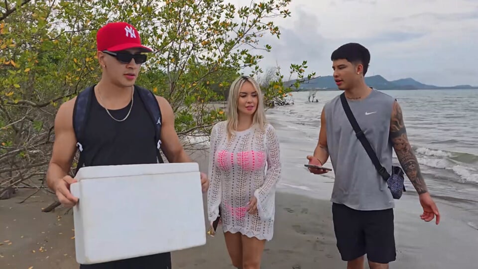 和继兄在海滩上玩3P - danner Mendez - Tatiana alvarez - max Betancur