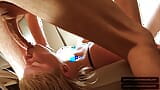 Ado blonde amateur chaude se fait utiliser la gorge pendant qu'elle se masturbe avec un vibromasseur snapshot 1