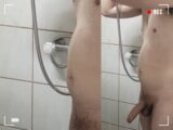 Bewaker die op het werk een douche neemt en een grote lading klaarkomt snapshot 16