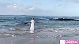 Hete amateurvrouw naakt rondzwervend op het strand echte video snapshot 3