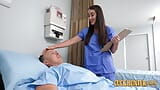 Fitte arzt-ehefrau Vivian Fox cuckold im krankenhauszimmer snapshot 1