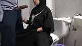 अफगानी आप्रवासी काले सैंसबरी के सहकर्मी को अपने मुंह में वीर्य डालने देती है snapshot 10