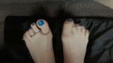 Pani Lara bawi się swoimi doskonałymi stopami i palcami u nóg w srebrnych pierścieniach. fetysz stóp snapshot 14