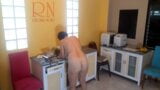 Cocina al desnudo. Regina Noire, una ama de llaves nudista, cocina en la cocina. Criada desnuda. Ama de casa desnuda. snapshot 4