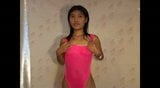 Petite zoe 18 strippt und lutscht Schwanz im Bad snapshot 8