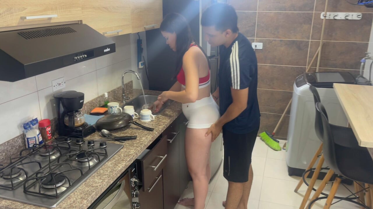 业余拉丁夫妇在继父母不在时在厨房做爱。