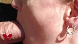 Een zonnige pijpbeurt in close-up met veel sperma in de mond van de meesteres. snapshot 7