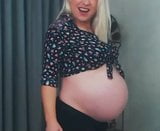 Pregnant twerking in clothes but so hot snapshot 4