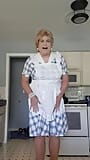 Nenek Tranny Vicki memasak makanan dan miang untuk zakar muda panas! snapshot 2