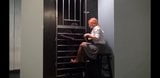 Une gardienne discipline un prisonnier dans sa cellule de torture privée snapshot 12