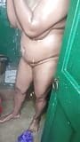 Bhabi Sruti mandi dan menunjukkan pantat besar dan pepeknya snapshot 9