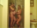 Deux lesbiennes blondes prennent une douche ensemble snapshot 9