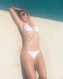Elizabeth Hurley întinsă lângă piscină în bikini alb snapshot 3