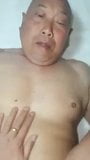 Alter molliger chinesischer Mann wird im Bett gefickt snapshot 6