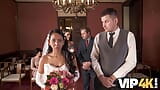 VIP4K. Ces jeunes mariés excités ne peuvent résister et devenir intimes juste après leur mariage snapshot 7