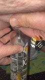 Il cavedano fa pipì in bottiglia con un suono cavo nel suo piccolo cazzo e poi gioca con esso un po '. snapshot 2