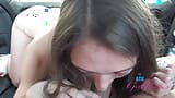 Seks w samochodzie i niegrzeczna jazda z Mirą Monroe, amator na tylnym siedziu filmowany dając sex oralny, POV snapshot 17