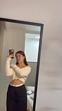 Une petite amie sexy se déshabille devant le miroir snapshot 2