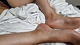 Sie zeigt ihre füße auf dem hotelbett snapshot 8