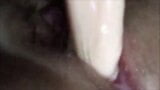 Close -up spuiten op een dildo thuis snapshot 8