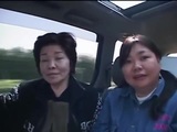 Reife asiatische Frauen auf einem Roadtrip snapshot 1