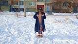 Kürk mantolu çıplak erkek fatma kışın salıncakta sallanıyor snapshot 5