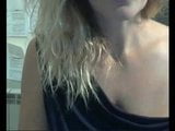 Sexy blonde Frau masturbiert vor der Kamera snapshot 4