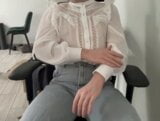 Un travesti dans une blouse blanche et un jean large bleu se masturbe et jouit au bureau snapshot 1