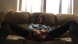Abriendo las piernas para ser follada en el sofá snapshot 3