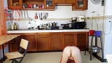 穿着连裤袜的家庭主妇在厨房里。裸体女仆在做饭时达到高潮。4 snapshot 10