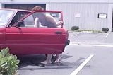 Une MILF poilue pisse dans un parking snapshot 5
