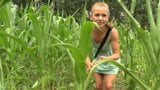 Sexy blonde lesbiennes zoenen en dildo spelen in het veld snapshot 2