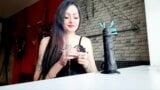 Dominatrix Nika doorboort de dildo met naalden. snapshot 13