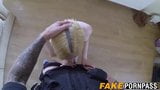 Телочку-блондинку Jessica трахает полицейский в ее квартире snapshot 8