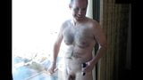 Stiefvater fickt seinen Dildo (Hotelfenster) snapshot 2