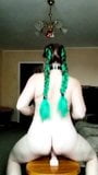 Une fille pulpeuse aux cheveux verts chevauche un jouet snapshot 7