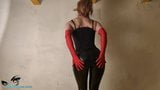 Une rousse chic danse dans un legging en cuir noir et des gants rouges snapshot 4