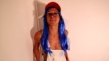 Cosplay lunettes et cheveux bleus. arale a grandi et la voici en train de sucer. snapshot 2