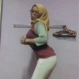 Malay girl show body dancing snapshot 2