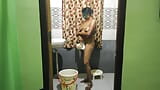 Une tatie indienne mature excitée filmée sous la douche snapshot 10