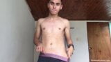 Latina-Twink Nick Maori wichst snapshot 3