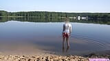 Nudistenmeisje gaat mager duiken in een strand snapshot 3